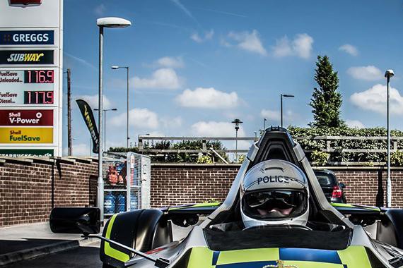 这是你见过的最疯狂的警车：坏人跑再快也跑不过F1