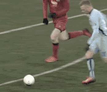 足球搞笑GIF:06年世界杯，C罗一个眼神激怒英格兰