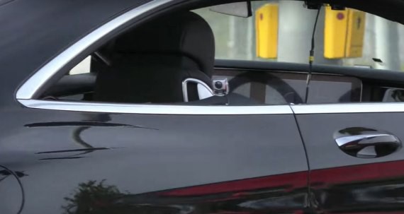 更加具有科技范 新款S级轿跑版内饰谍照