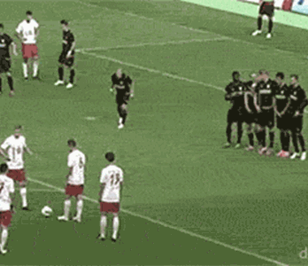 足球搞笑gif:06年世界杯,c罗一个眼神激怒英格兰