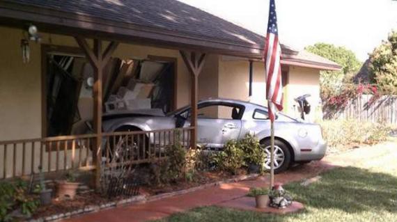 老人因为小事得罪了邻居，房子被邻居撞了