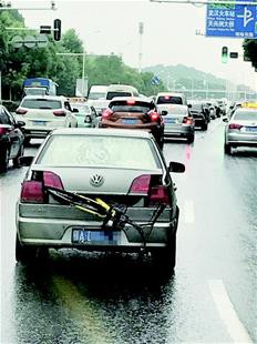 私家车载着小黄车“兜风” ofo喊话车主：已报警，快还车！