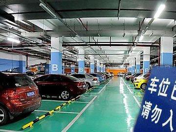 除了导航如何快速找到停车位？哪些位置停车最易刮蹭