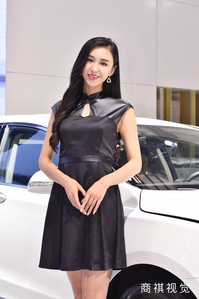 2017重庆车展靓丽车模 风情万种的窈窕美女等着你!