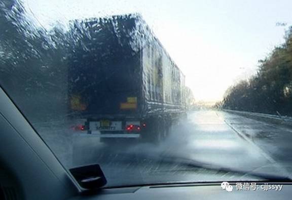 雨天应该开启什么灯？开远光灯的是找死！