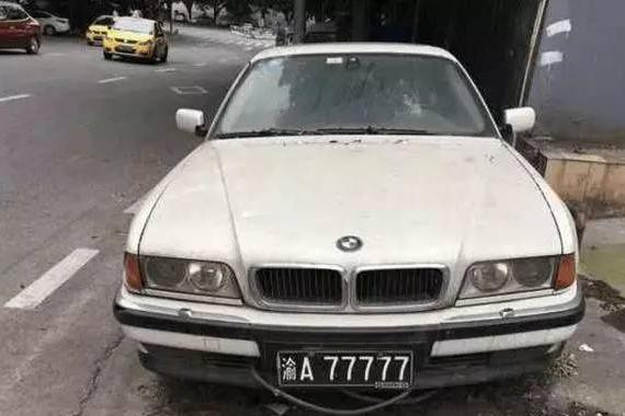 500万豪车，车牌就值200万，却被土豪随意丢弃在路边