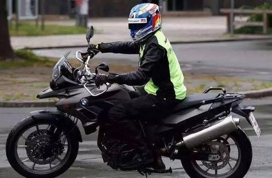 雨天摩托骑行个人经验传授，听驾龄八年的老司机扯扯