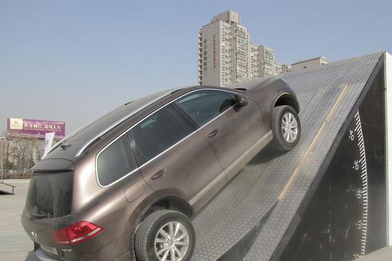 量产汽车真的可以爬上45° 坡吗