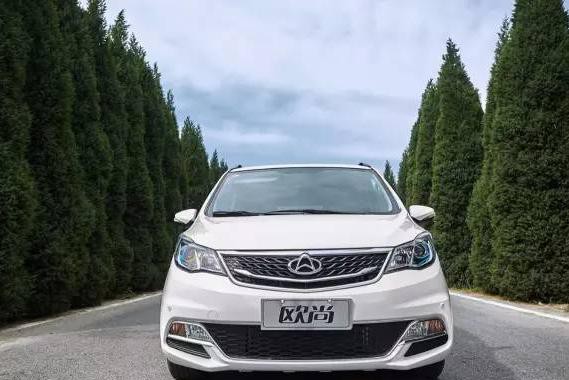 无钥匙进入+一键启动，带天窗倒车影像，7座落地7万