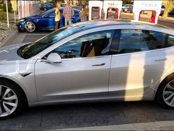 偶遇特斯拉Model 3正充电，发现中控大屏被藏起来了