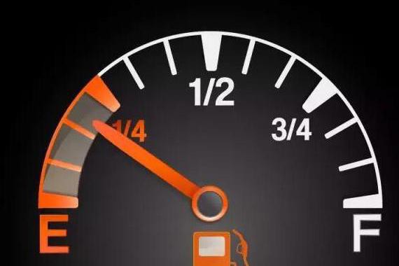 油表亮灯还能跑多远？肯定够你找到油站