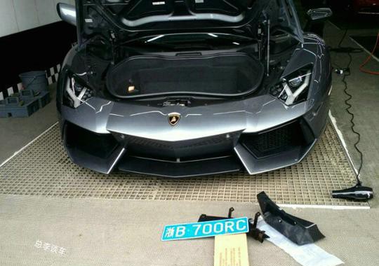 跑车挂车牌太难了，吹风机都用上了，是设计缺陷吗？