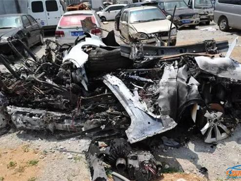 特斯拉又双叒叕起火，这次竟然面目全非！