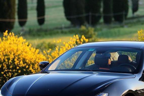 这豪车10万的内饰，5万的做工，凭车标就能卖断货