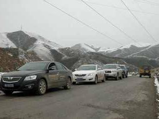 凯美瑞入藏路上遇上山洪爆发, 路虎卫士做得到他不差