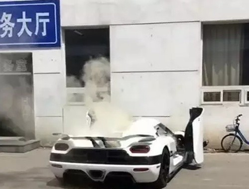 北京38度高温，千万超级跑车检测场内“热冒烟”