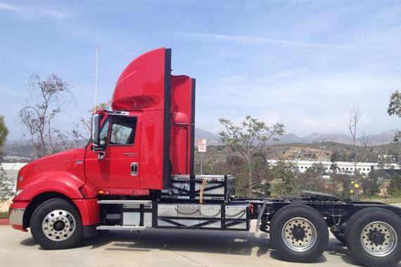 成本只有柴油车的1/4 美国研发400马力的电动牵引车