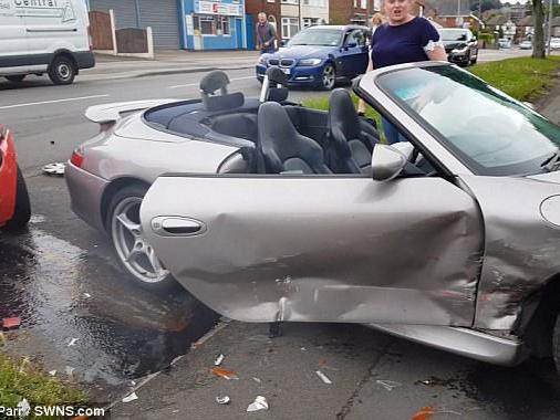 限量保时捷在车祸中被毁 车主冷静自拍