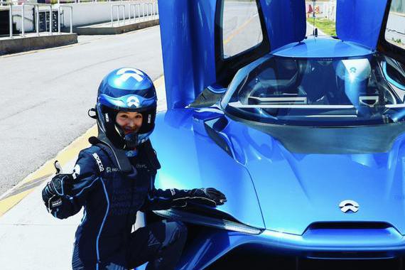 奶茶妹妹: 老公EP9真爽吗？蔚来ES8里面长啥模样？