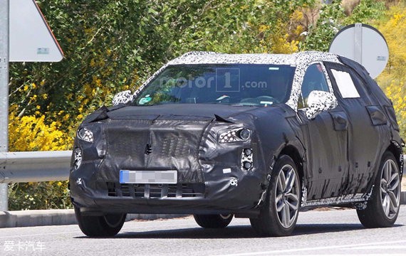 或推出插电混动版 凯迪拉克XT4最新谍照