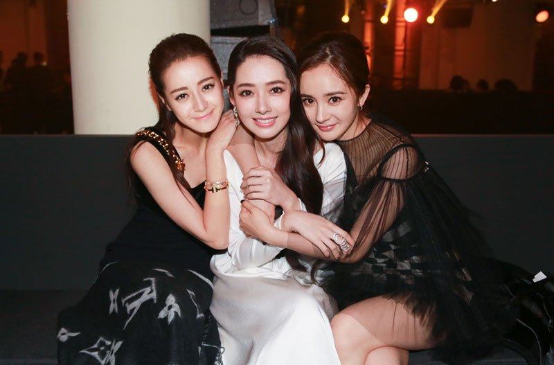 郭碧婷,杨幂,迪丽热巴合照曝光,网友说她像刘诺一