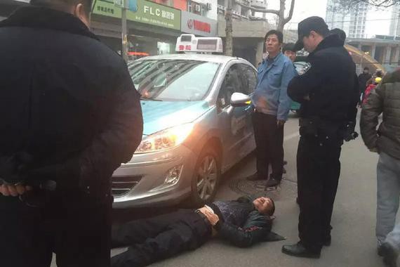 碰瓷失误，自己撞受伤，责任该怎么算？