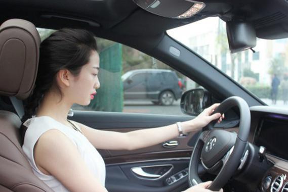 难道英国和日本人是左撇子？为什么他们用左手换挡？