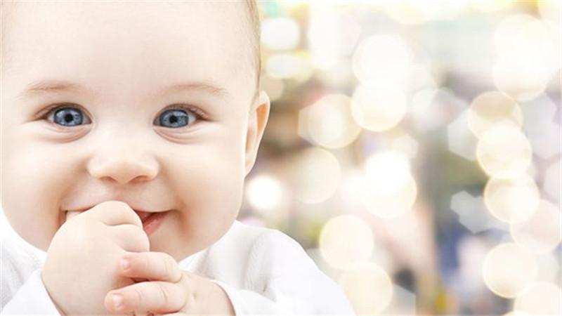 宝宝出现呕吐发热症状是什么原因引起的?