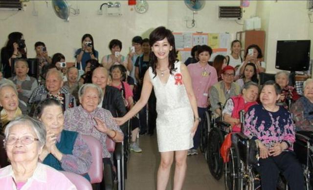 盘点娱乐圈不老明星与同龄人的合影,潘迎紫不