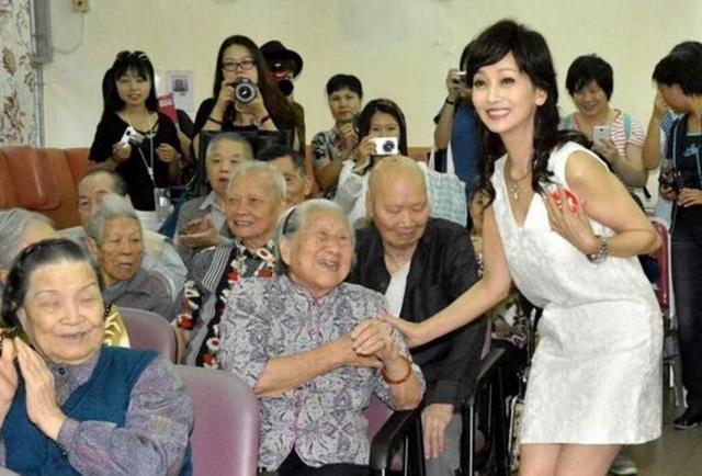 盘点娱乐圈不老明星与同龄人的合影,潘迎紫不