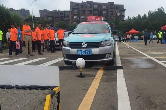 宁波市出租车技能大赛精彩纷呈 开着汽车踢足球