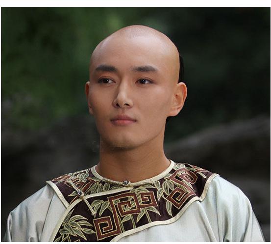 他就是十七爷果郡王,也是孙俪扮演的女主角甄嬛的挚爱,她风流倜傥多情