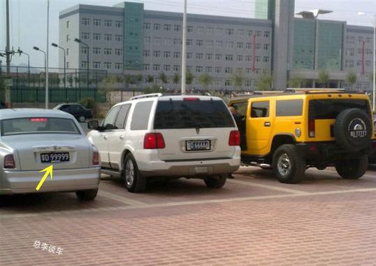 劳斯莱斯领头，三辆豪车停一起，这三个牌就让人羡慕