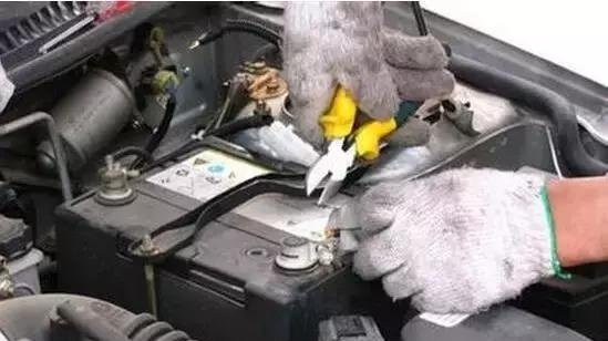 汽车熄火后这几个动作最伤害电瓶了！
