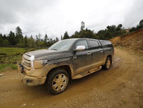 大学生开坦途环游中国，路遇牧马人陆巡一起穿越泥潭