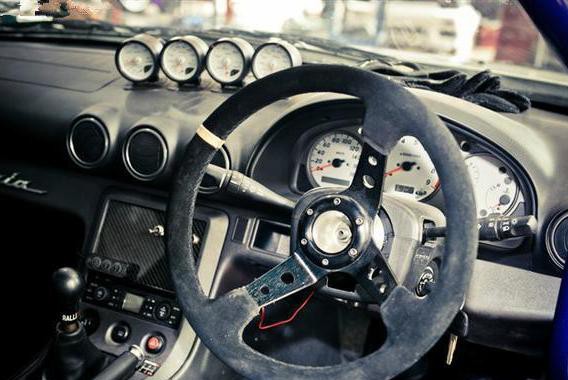 为什么不同国家地区的汽车有左舵右舵之分？哪个好？