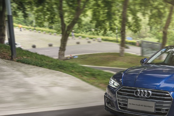 试驾全新奥迪A5——优雅的“蓝精灵”