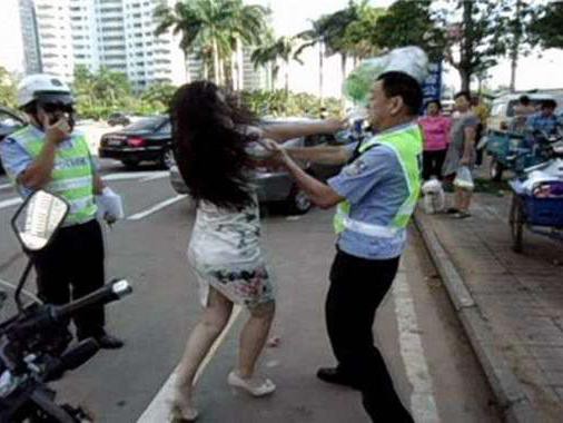 为躲贴条罚款 牛姐打伤交警特斯拉自带躲避模式