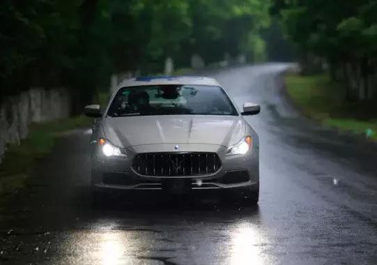 雨中与总裁有个约会