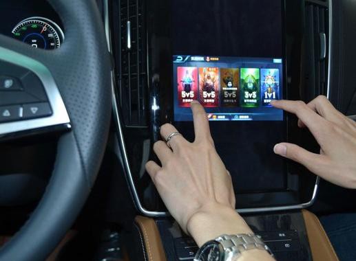 边玩王者荣耀边上赛道，5秒破百不到两毛钱一公里