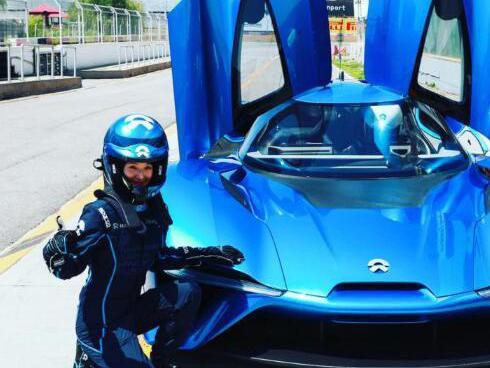 奶茶妹妹试乘东哥最强座驾蔚来EP9，目前仅6台