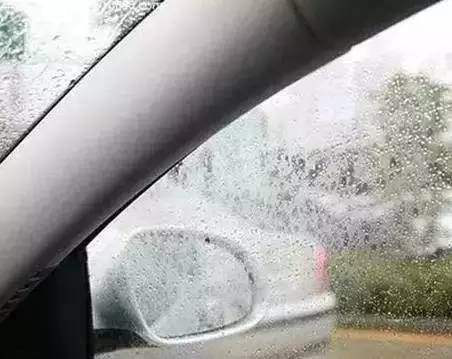 大雨天开车，不注意这4点，经常会发生打滑翻车