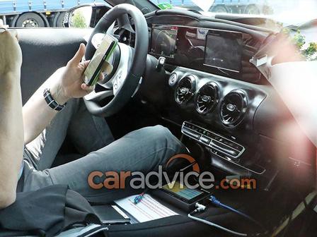 奔驰A级内饰曝光将有双大屏 妹子以后会把A级当S级