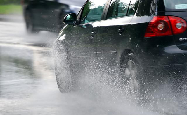 大雨天开车，不注意这4点，经常会发生打滑翻车