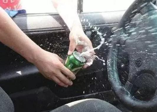 面对高温，庆幸自己有辆车，打火机不能放车里吗