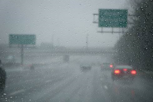 大雨天开车，不注意这4点，经常会发生打滑翻车