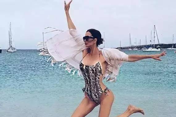 这位看着比迪丽热巴还年轻的女人，竟然做奶奶了？