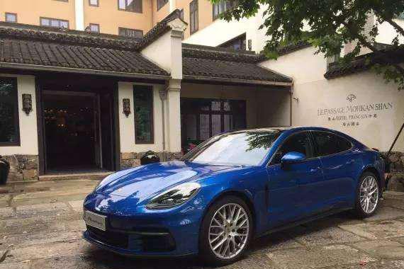 Panamera: 在烈马背上的沙发里, 弹奏一曲轰鸣