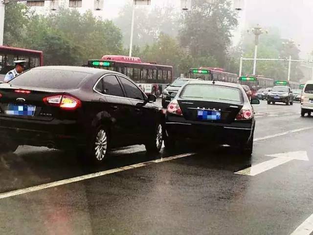 为什么中国人开车,绿灯亮起时总舍不得踩油门