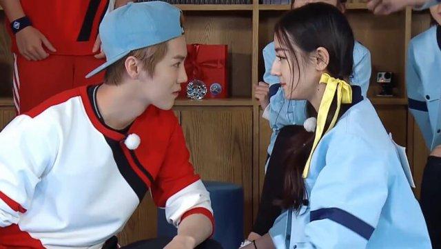 黄晓明手捞大闸蟹_黄晓明2017收入(2)